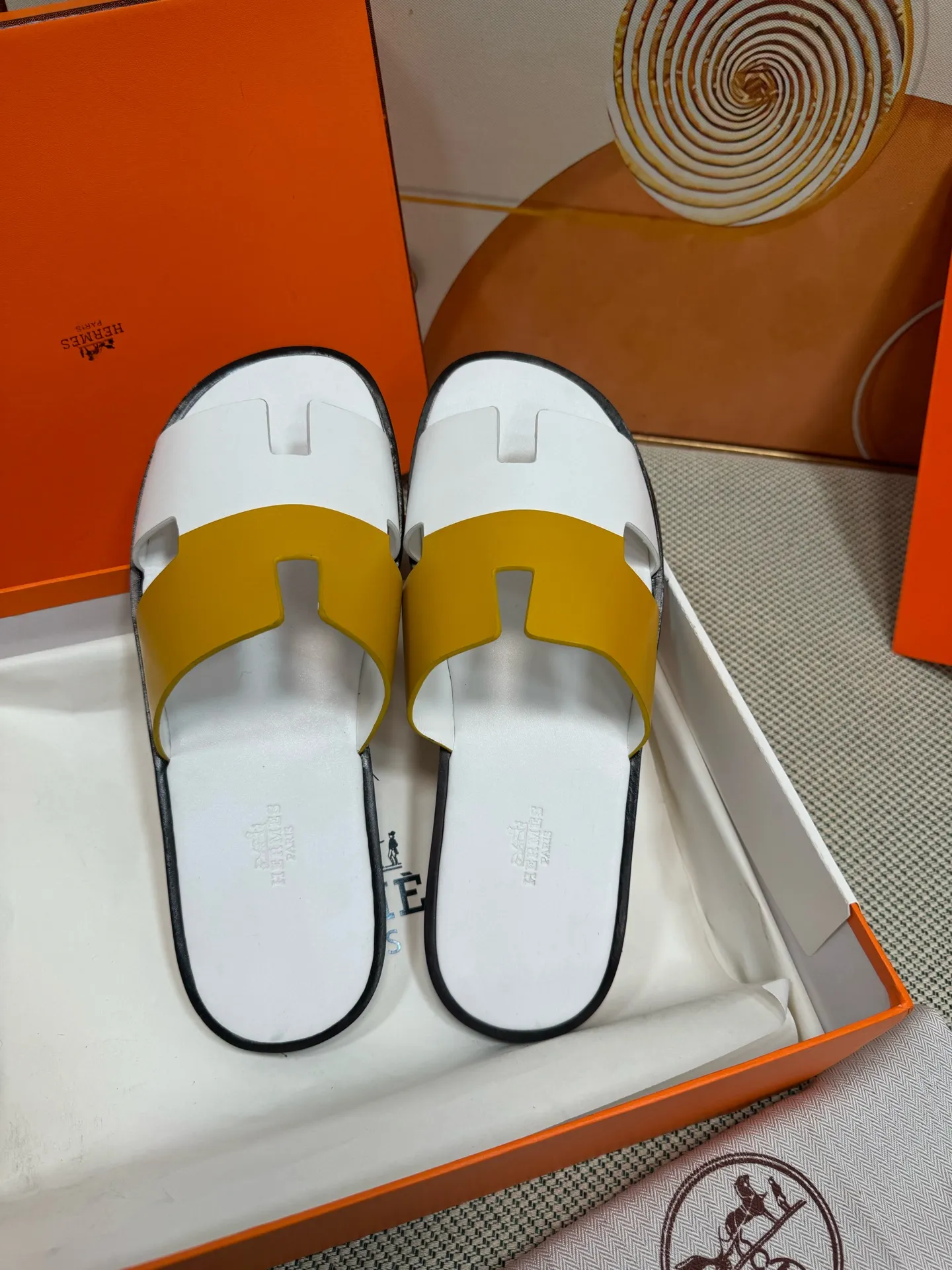👟👟Ex-factory price 560👟👟 "HERMES" [Classic Original Version] Hermès; Top 🔝 Purchasing Agency 🔍🔍 Men's Latest 🇺🇸 Counter Sales Simultaneously, Original Imported from Italy: Silk Cowhide · Prominent (High-end · Nobility · Grade) Exquisite Workmanship (Italian 🇮🇹 Imported Water Dye Brand Wear-resistant ultra-thousand leather feet) Soles: Original soles specially provided by the original factory, ⚠exclusive double-layer movable rubber molded outsole; super comfortable, wear-resistant, non-slip, environmentally friendly🌳🌳🌳, real photos taken🎬The real ones are more beautiful🔍🔍 (high quality, single goods), you can enter and exit the counter at will* Code number: 38·39·40·41·42·43·44# (45# can be customized) (46 47➕30 customization is not returnable) Welcome to place an order...☕